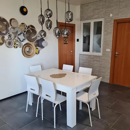 Del Li-lioni Di Teranga Apartmán