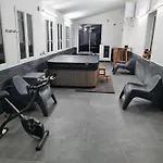 Del Li-lioni Di Teranga Apartmán *